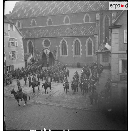 Mise en place d'éléments du 35e GRDI sur la place du marché de Ribeauvillé lors de la cérémonie commémorant le 11 novembre.