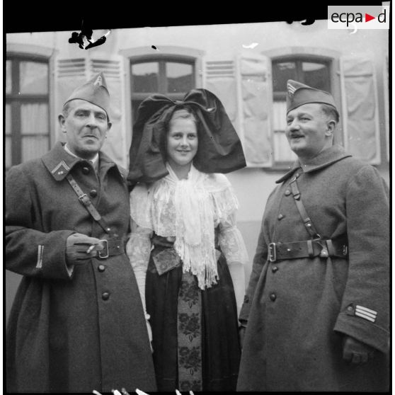 Officiers du 35e GRDI et alsaciennes en costume traditionnel dans Ribeauvillé.