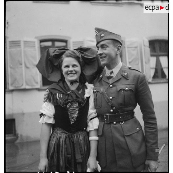 Officiers du 35e GRDI et alsaciennes en costume traditionnel dans Ribeauvillé.