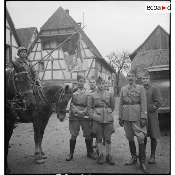Officiers et cavaliers du 35e GRDI dans Ribeauvillé.