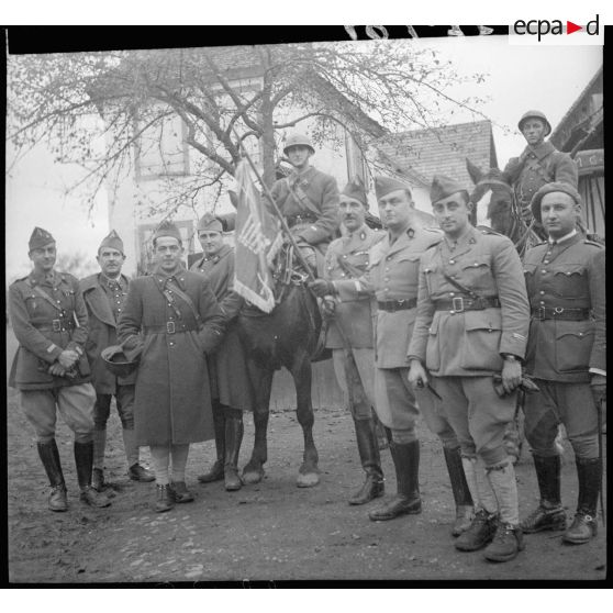 Officiers et cavaliers du 35e GRDI dans Ribeauvillé.