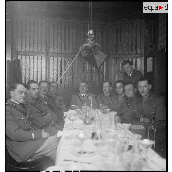 Repas en commun entre officiers du 35e GRDI et du 11e RCC à l'occasion d'une cérémonie commémorant le 11 novembre à Ribeauvillé.