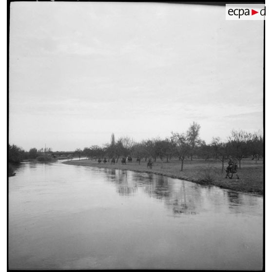 Chasseurs à cheval au bord d'un cours d'eau en Alsace.