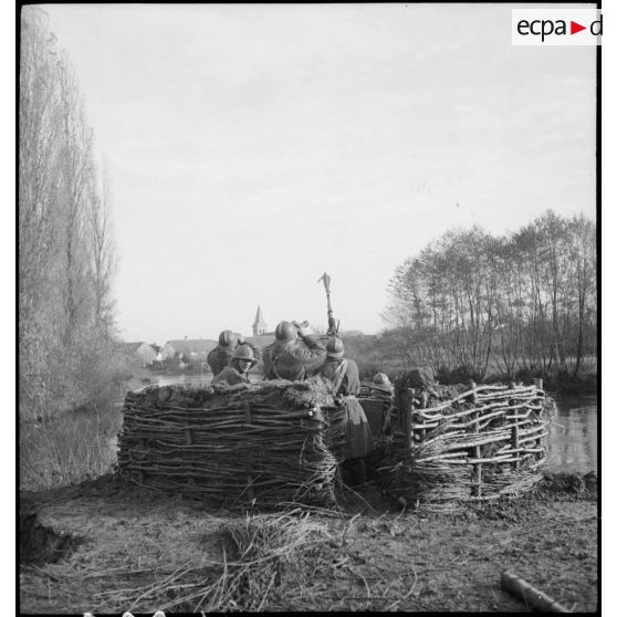 Soldats de la 8e armée, équipés d'une mitrailleuse observent le ciel depuis un poste de guet.