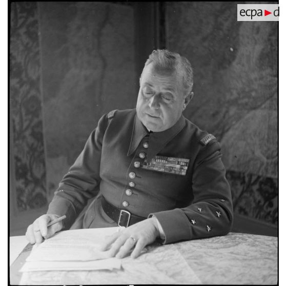 Portrait du général d'armée Marcel Garchery, assis derrière son bureau.