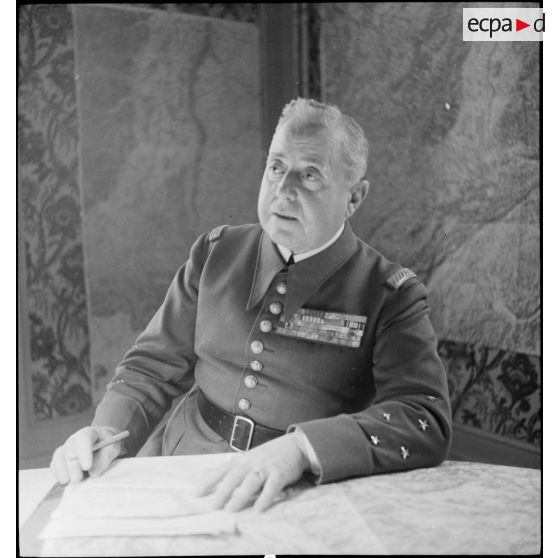 Portrait du général d'armée Marcel Garchery, assis derrière son bureau.