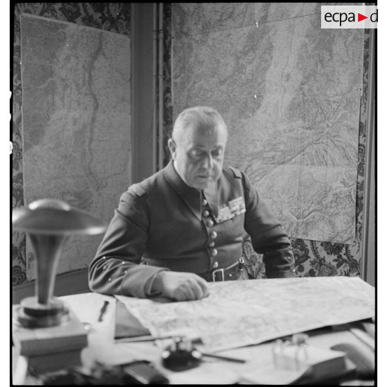Portrait du général d'armée Marcel Garchery, assis derrière son bureau.