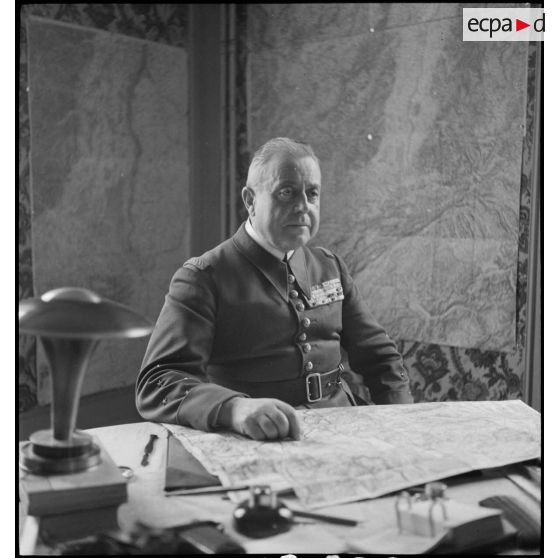 Portrait du général d'armée Marcel Garchery, assis derrière son bureau.