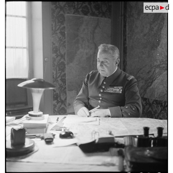 Portrait du général d'armée Marcel Garchery, assis derrière son bureau.