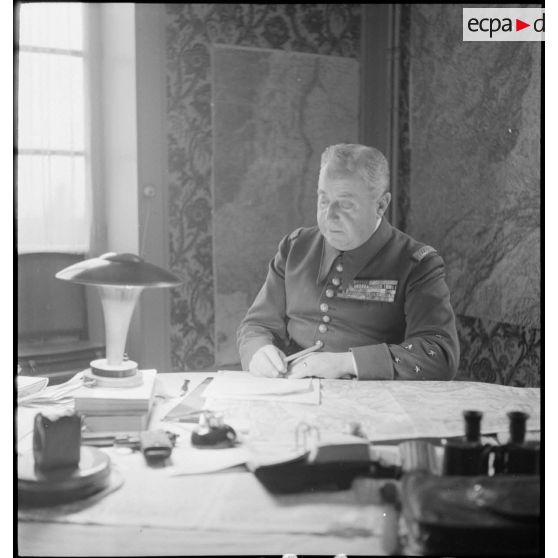 Portrait du général d'armée Marcel Garchery, assis derrière son bureau.