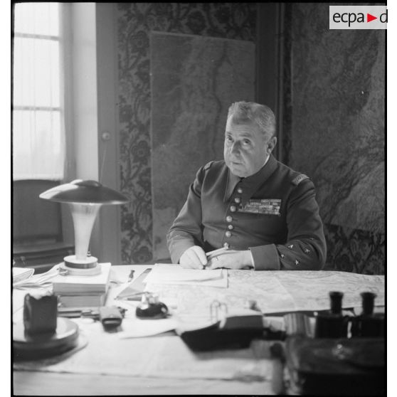 Portrait du général d'armée Marcel Garchery, assis derrière son bureau.