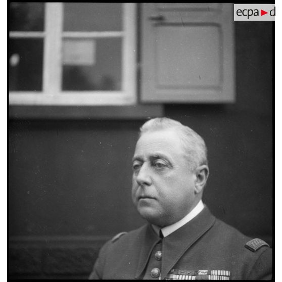 Portrait du général Garchery de trois quarts face, dans son poste de commandement situé à Giromagny.