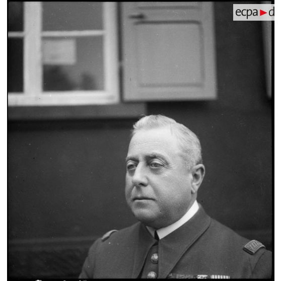 Portrait du général Garchery de trois quarts face, dans son poste de commandement situé à Giromagny.