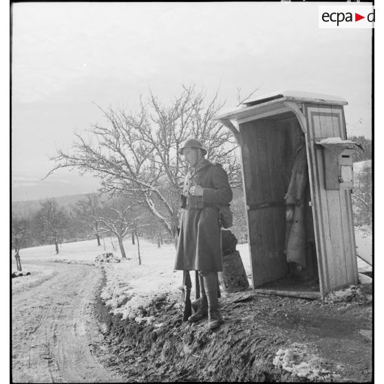 Sentinelle du 96e RIA (régiment d'infanterie alpine) devant sa guérite.