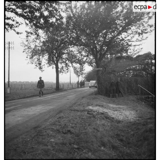 Filets de camouflage visités par une délégation étrangère alliée, très probablement des Polonais.