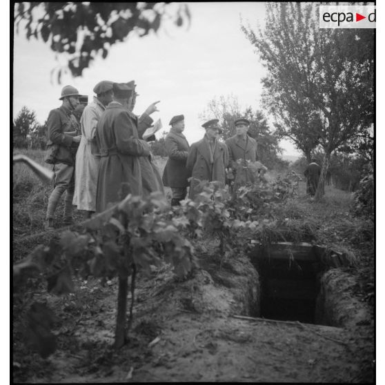 Le général de corps d'armée Garchery fait visiter les défenses de son secteur à une mission militaire étrangère.