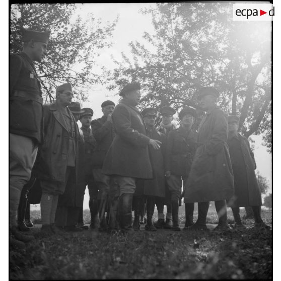 Le général de corps d'armée Garchery fait visiter les défenses de son secteur à une mission militaire étrangère.