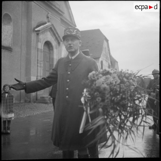 Un général, peut-être le général Olry, à la rencontre des civils d'un village.