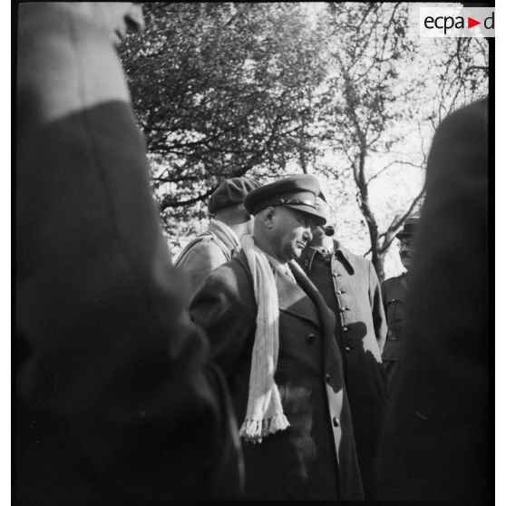 Le général de corps d'armée Garchery fait visiter les défenses de son secteur à une mission militaire étrangère.