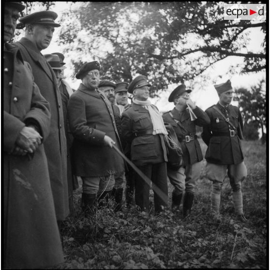 Le général de corps d'armée Garchery fait visiter les défenses de son secteur à une mission militaire étrangère.