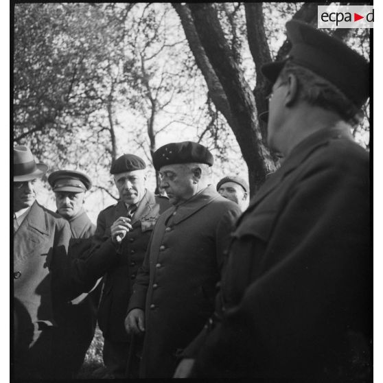 Le général de corps d'armée Garchery fait visiter les défenses de son secteur à une mission militaire étrangère.