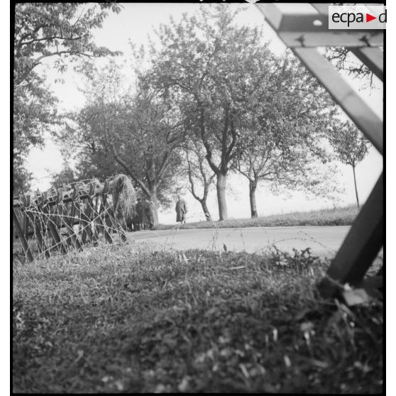 Prise de vue de matériel de défense militaire à proximité d'une route.