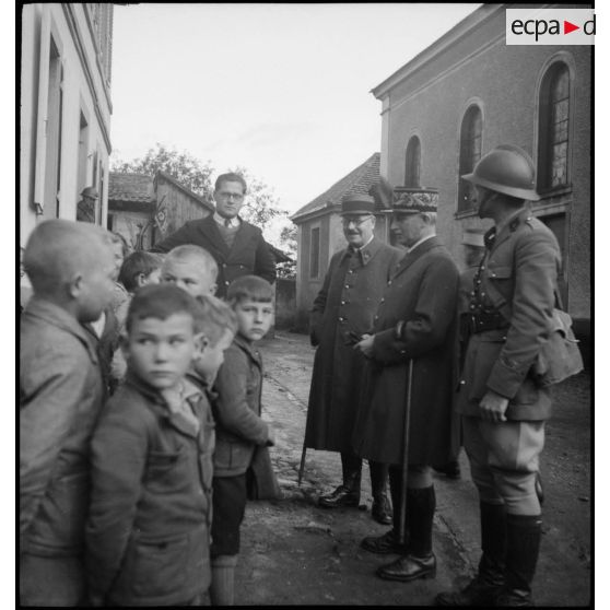 Un général, peut-être le général Olry, à la rencontre des civils d'un village.