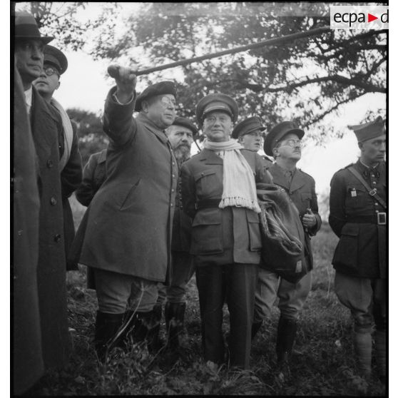 Le général de corps d'armée Garchery fait visiter les défenses de son secteur à une mission militaire étrangère.