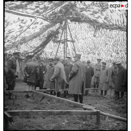 Visite du filet de camouflage par la délégation étrangère.