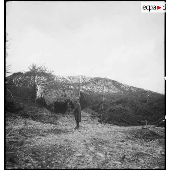 Filets de camouflage visités par une délégation étrangère alliée, très probablement des Polonais.