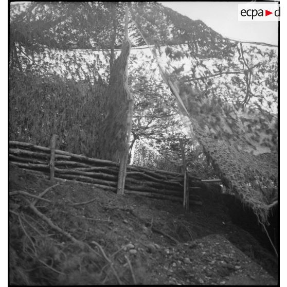 Filets de camouflage visités par une délégation étrangère alliée, très probablement des Polonais.