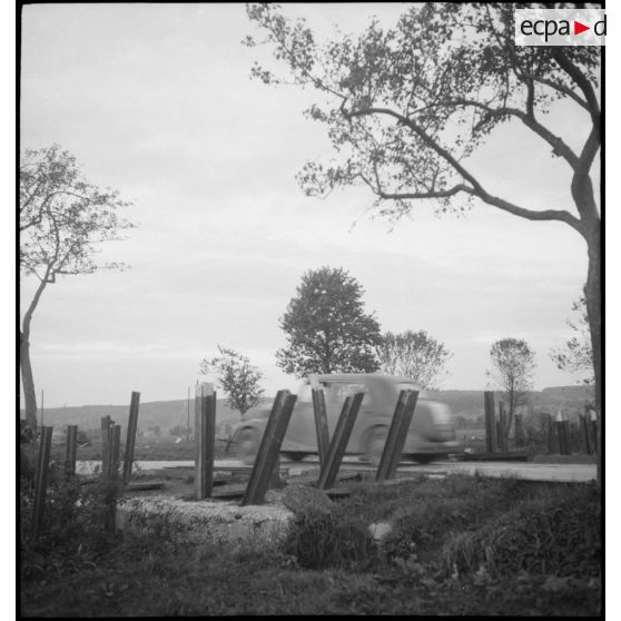 Prise de vue de matériel de défense militaire à proximité d'une route.