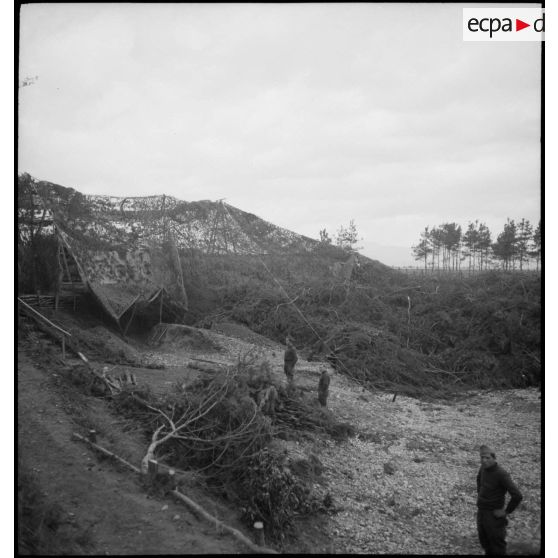 Filets de camouflage visités par une délégation étrangère alliée, très probablement des Polonais.