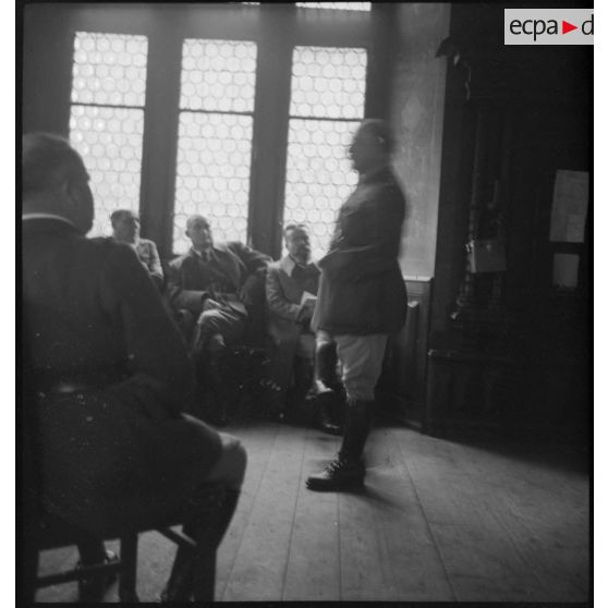Allocution d'un officier supérieur devant son auditoire.