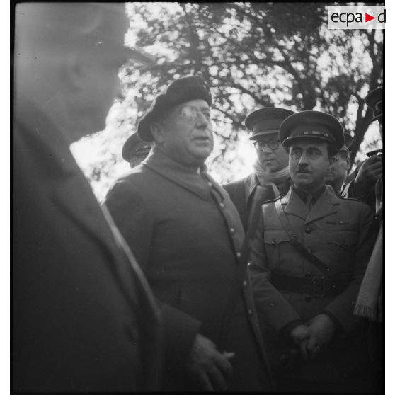 Le général de corps d'armée Garchery fait visiter les défenses de son secteur à une mission militaire étrangère.