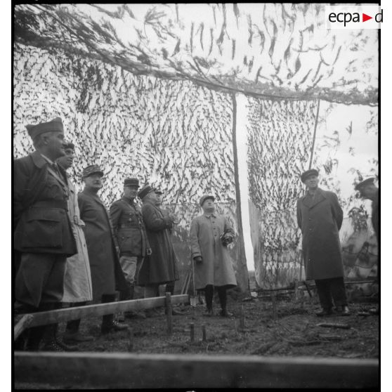 Visite du filet de camouflage par la délégation étrangère.