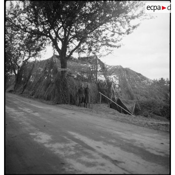 Filets de camouflage visités par une délégation étrangère alliée, très probablement des Polonais.