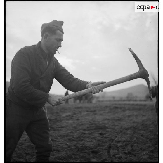 Fantassin maniant une pioche.