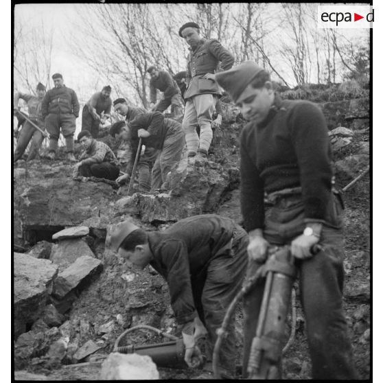 Des soldats s'affairent à des travaux de terrassement.