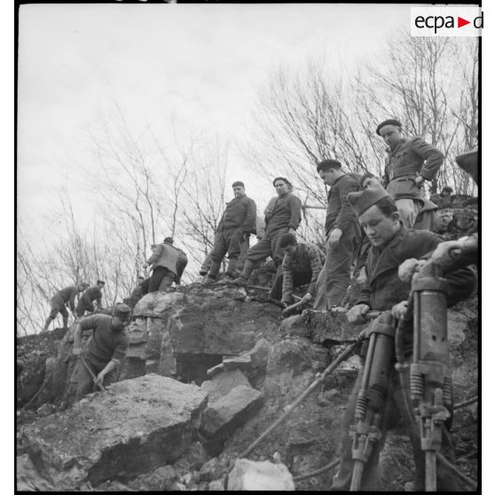 Des soldats s'affairent à des travaux de terrassement.