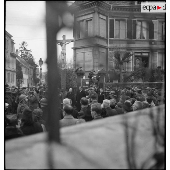 Cérémonie militaire en présence d'élus d'une municipalité et d'officiers généraux.