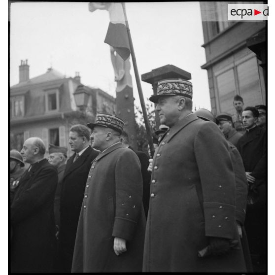 Plan américain sur le général Garchery et un général de corps d'armée présent à ses côtés lors d'une cérémonie militaire.