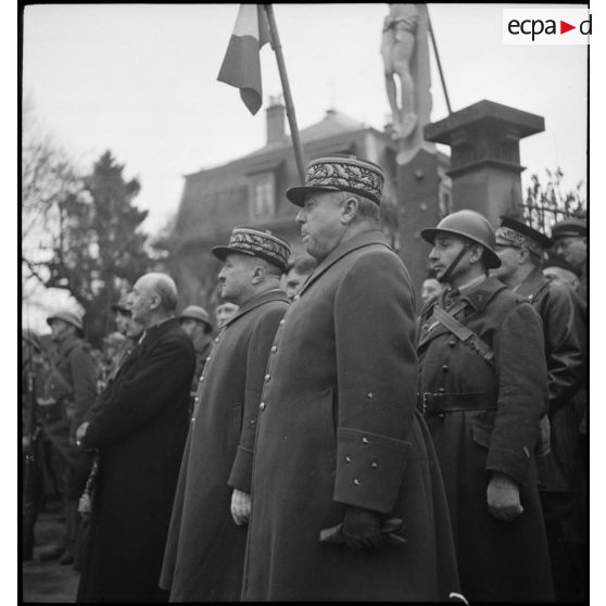 Plan américain sur le général Garchery et un général de corps d'armée présent à ses côtés lors d'une cérémonie militaire.
