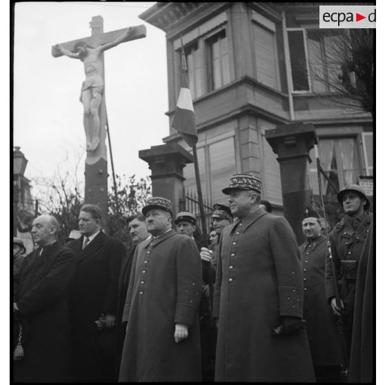 Plan américain sur le général Garchery et un général de corps d'armée présent à ses côtés lors d'une cérémonie militaire.