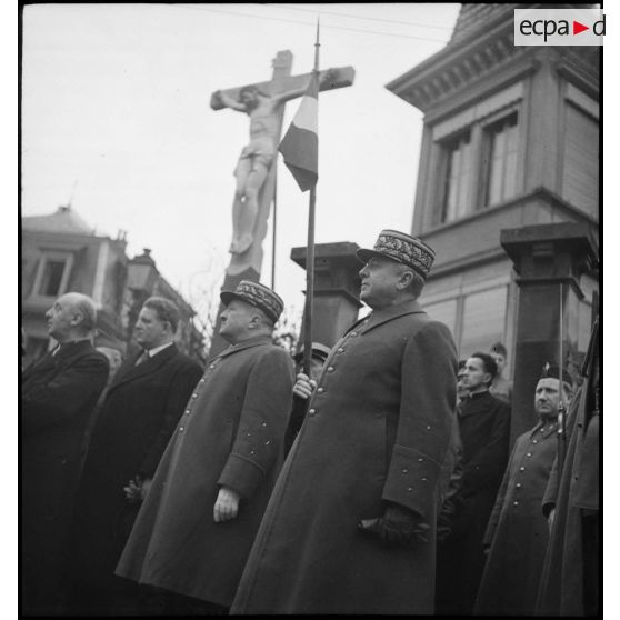 Plan américain sur le général Garchery et un général de corps d'armée présent à ses côtés lors d'une cérémonie militaire.