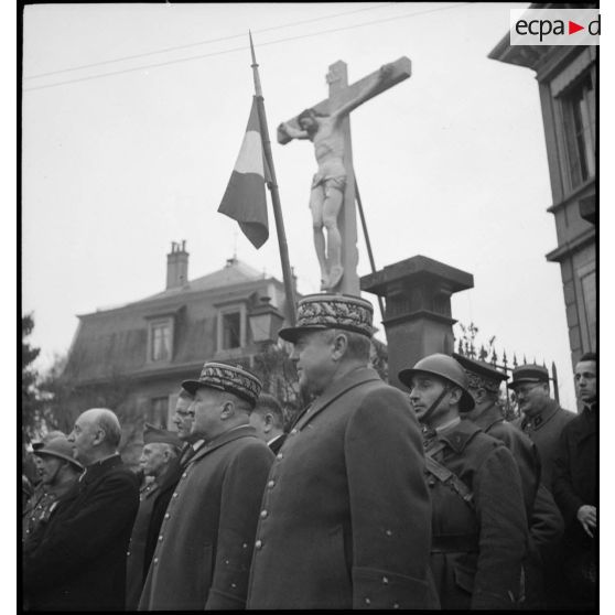 Plan américain sur le général Garchery et un général de corps d'armée présent à ses côtés lors d'une cérémonie militaire.
