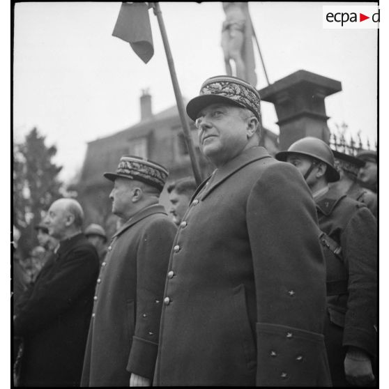 Plan américain sur le général Garchery et un général de corps d'armée présent à ses côtés lors d'une cérémonie militaire.