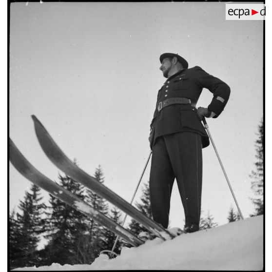 Contre-plongée sur un capitaine appartenant à la 7e DBCA (demi-brigade de chasseurs alpins).