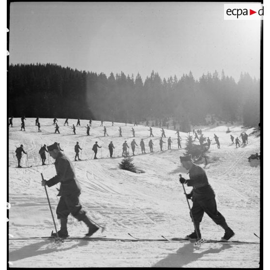 L'entraînement foncier des chasseurs de la 7e DBCA (demi-brigade de chasseurs alpins).