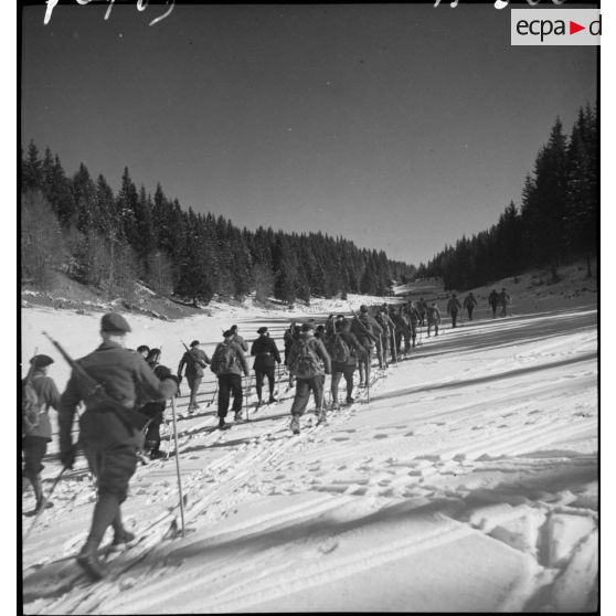 L'entraînement foncier des chasseurs de la 7e DBCA (demi-brigade de chasseurs alpins).